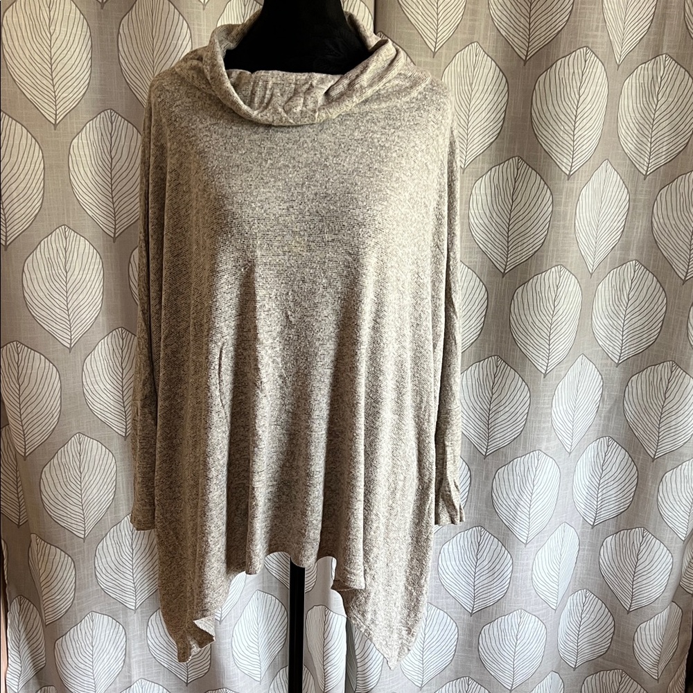 gyft, woman’s, cream/gray, pull over, batwing, cowl neck, sweater. Size large.